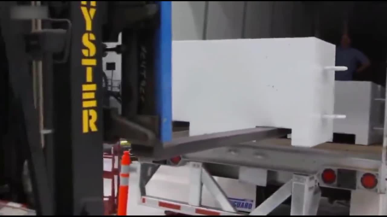 实拍小轿车与大货车碰撞测试！货车有没有护栏，就是生与死的差别