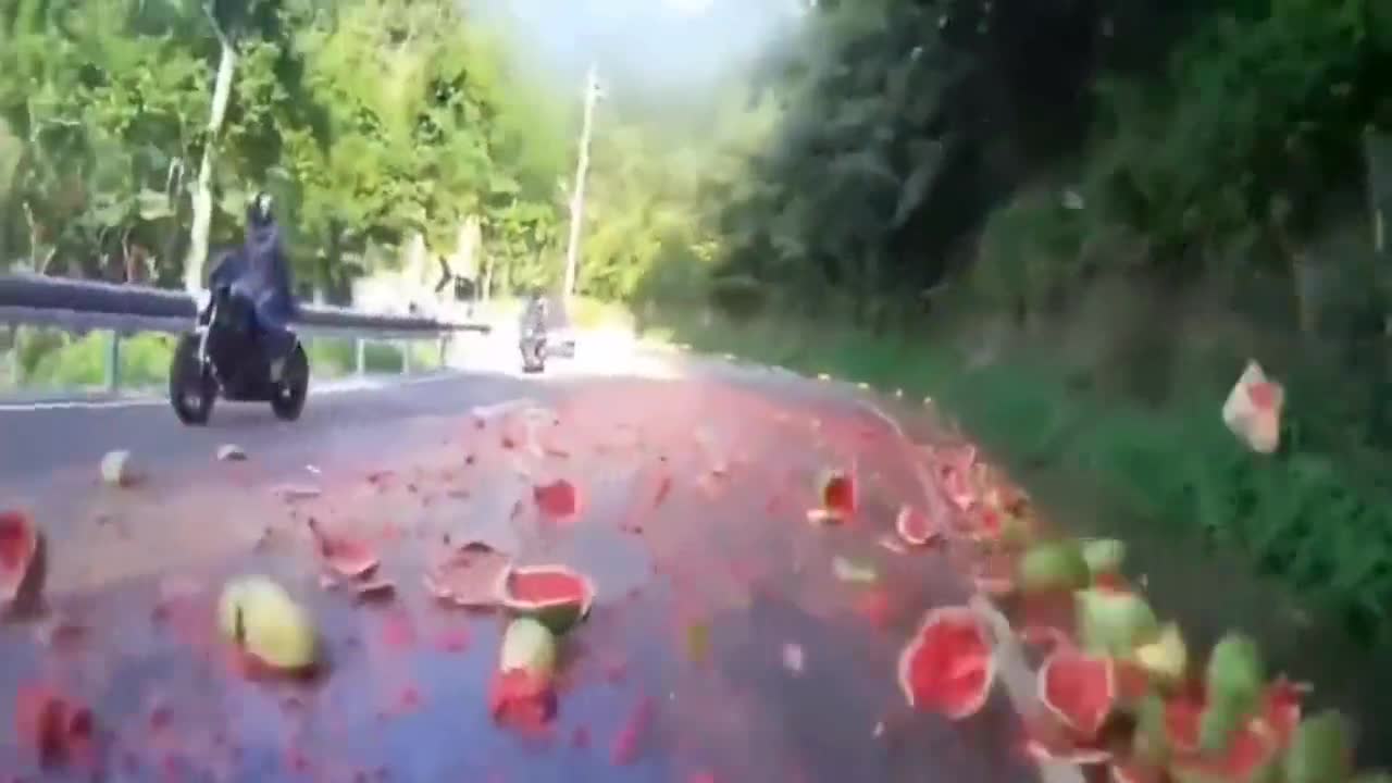 大货车司机太大意了，这次损失恐怕运费都不够