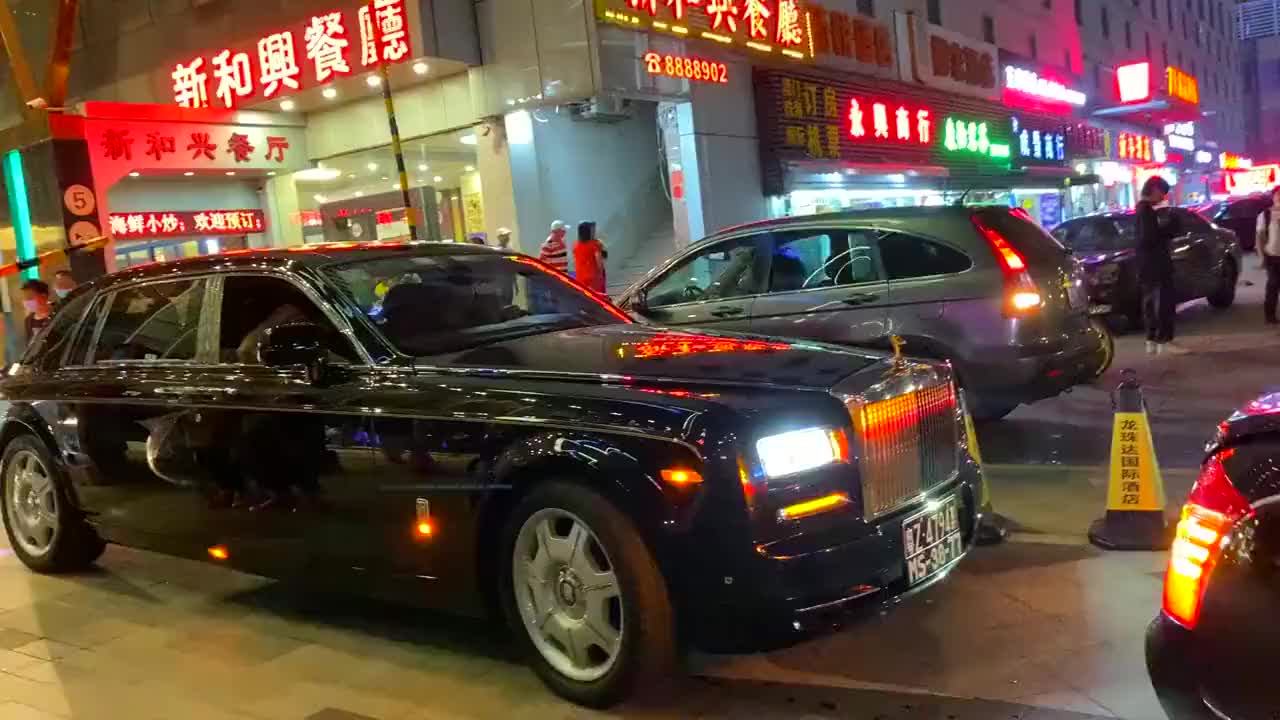 劳斯莱斯幻影上街，帅气