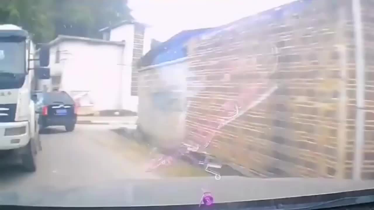 实拍：最服的就是女司机，最好就是远离女司机，特别是新手女司机