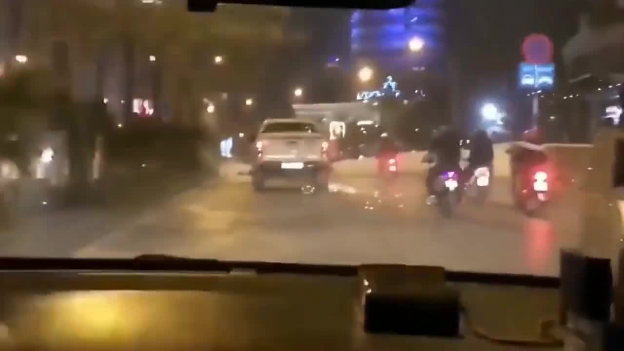 实拍摩托车被轿车活活拖行几百米！