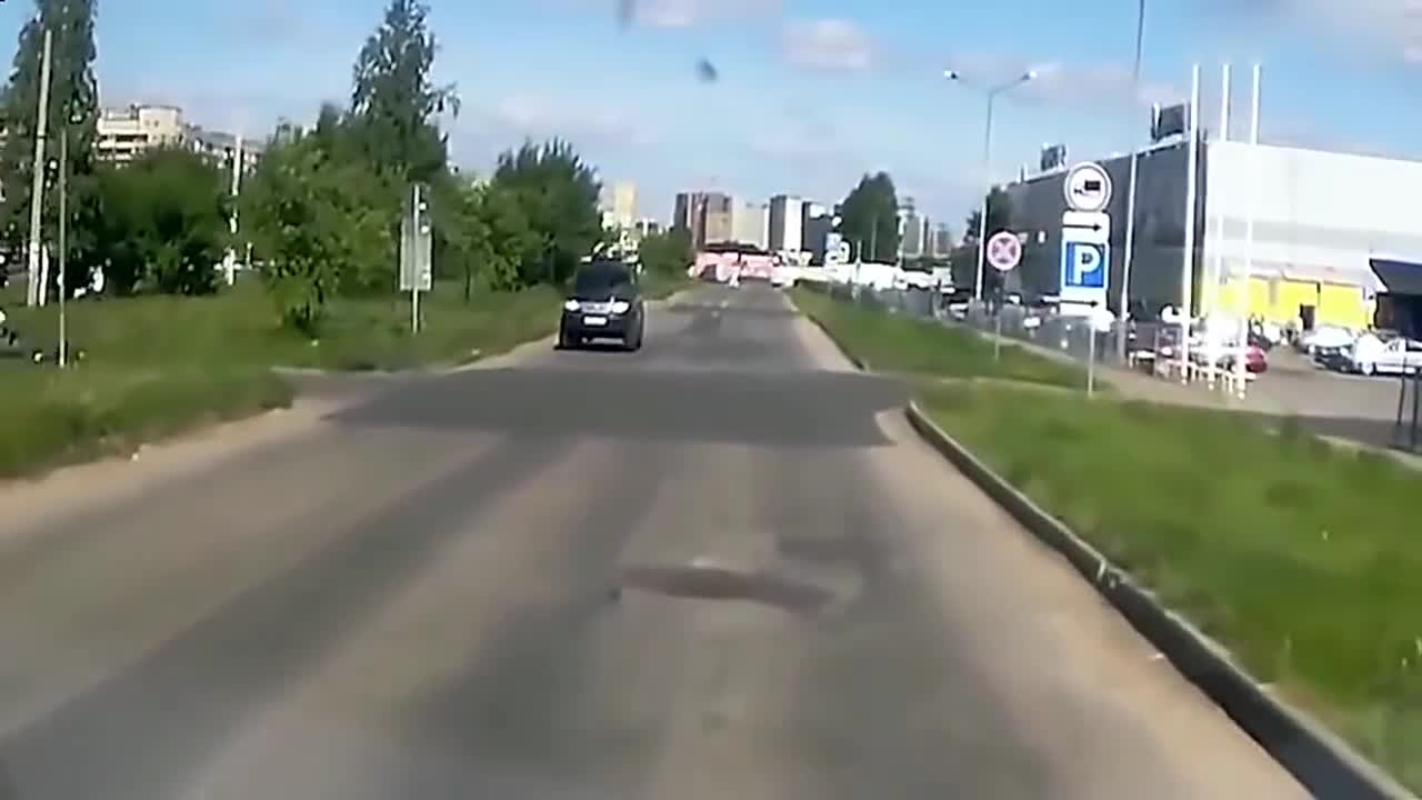 实拍发生在路口的车祸，一辆轿车被猛烈撞翻