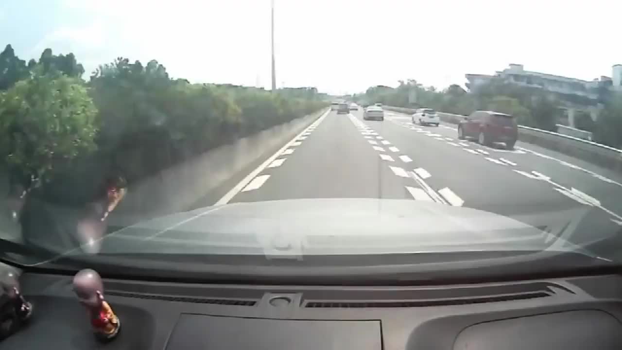 实拍：呵呵！奔驰就是不一样，高速超车道随时停车