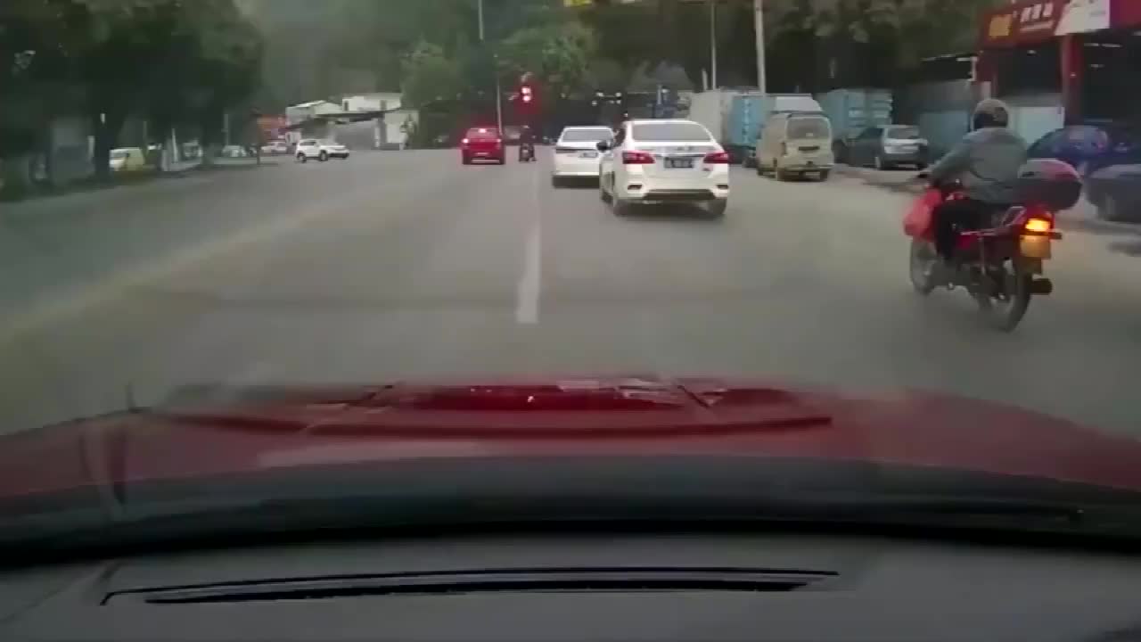 行车记录仪：实拍路怒症！仗着自己车技好，就以为没人敢撞你？