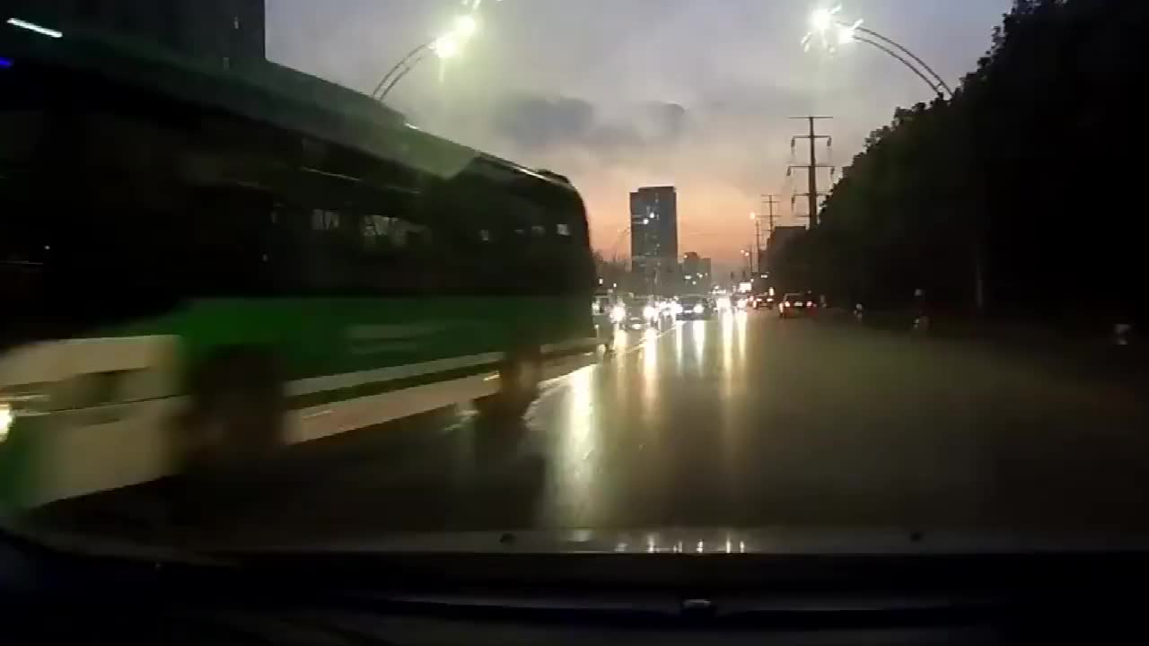 实拍：路怒症！加塞可恶，车技再好，也干不过女司机