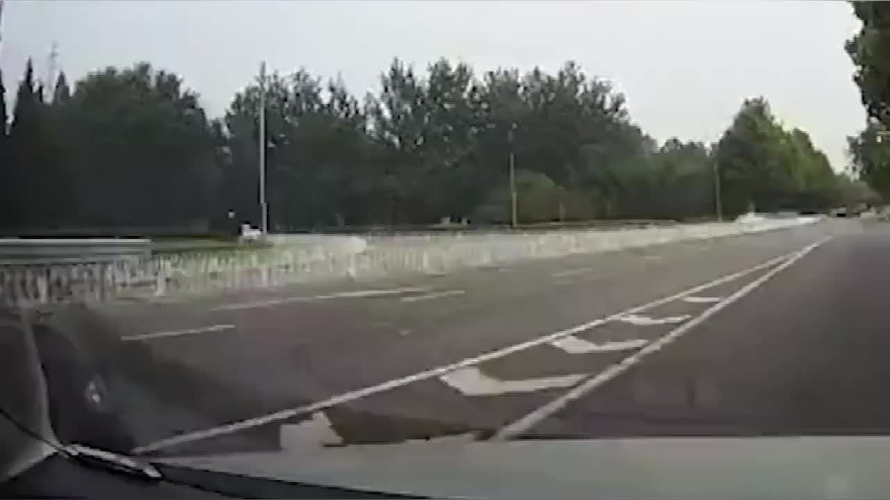 实拍：路怒症！买个捷豹怎么了？想加塞就加塞，你以为你是豪车？