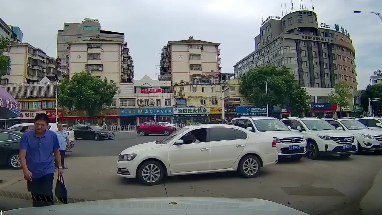 实拍：呵呵，这就是女司机，倒车没技术，剐蹭完就走！