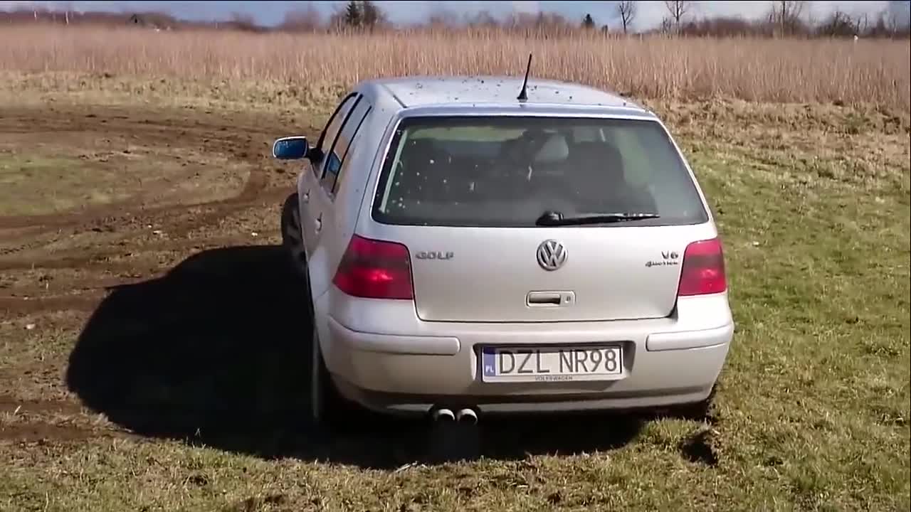 小伙驾驶高尔夫R6玩原地漂移，小钢炮这名字还真不是白叫的！