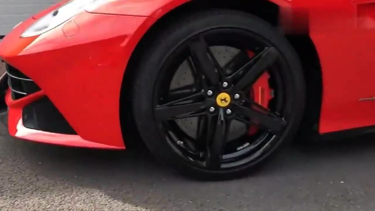 实拍红色靓丽的法拉利F12Berlinetta，真的是太帅了