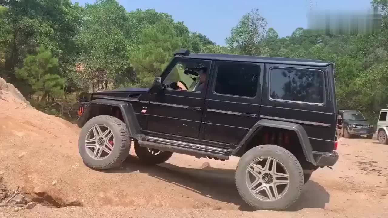 实拍奔驰大g玩越野帅不过三秒