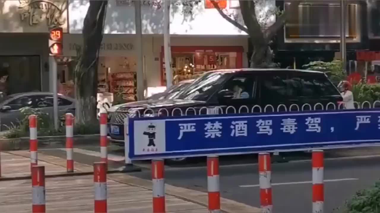 实拍不得不说女司机开霸气的路虎揽胜还挺优雅撩着耳朵撩到你了