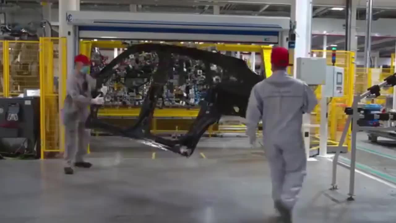 实拍汽车工厂生产阿斯顿马丁dbx豪华suv生产线看着很过瘾