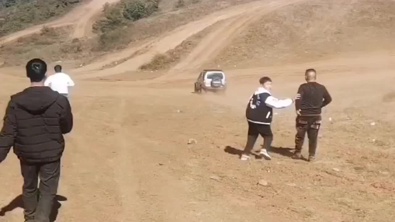 无人驾驶模式的汽车竟自己会自己跑走幸好翻车不然撞到人很危险