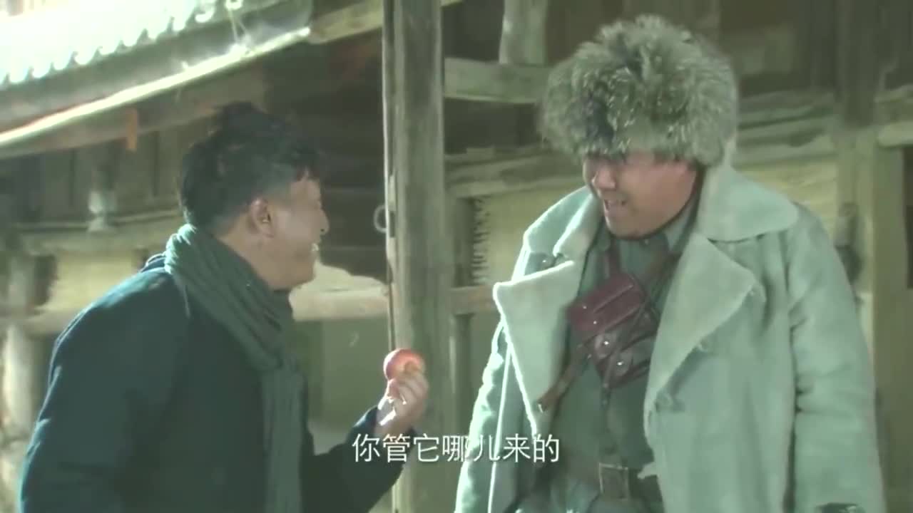 二炮手指导员给张三苹果而且话里有话到底想说明什么啊