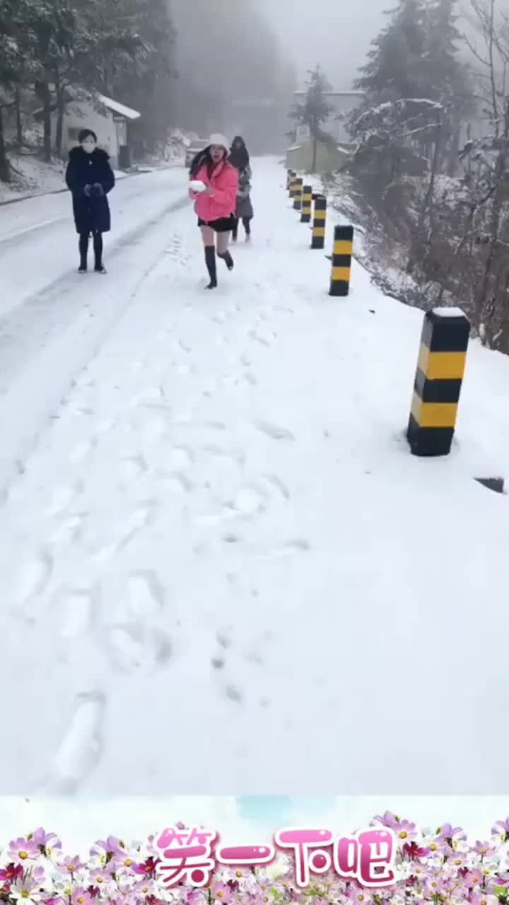 美女打雪仗雪球插牙签雪球裹石块,这么狠玩不起啊!