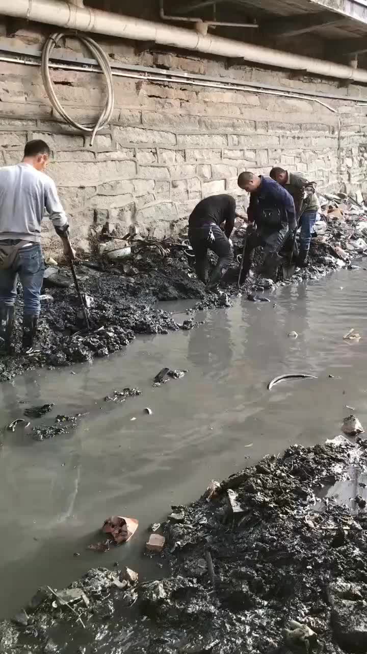 这群人事干啥的这臭水沟里有什么呢咱也不知道