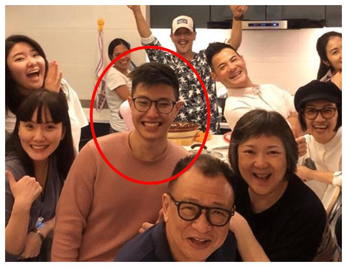 这位戴着眼镜的小哥哥,他的长相帅气,气质斯文,笑容也很是憨厚,跟许惠