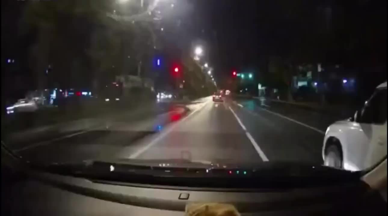 实拍：路怒症！人不犯我我不犯人，斯柯达恶意别车