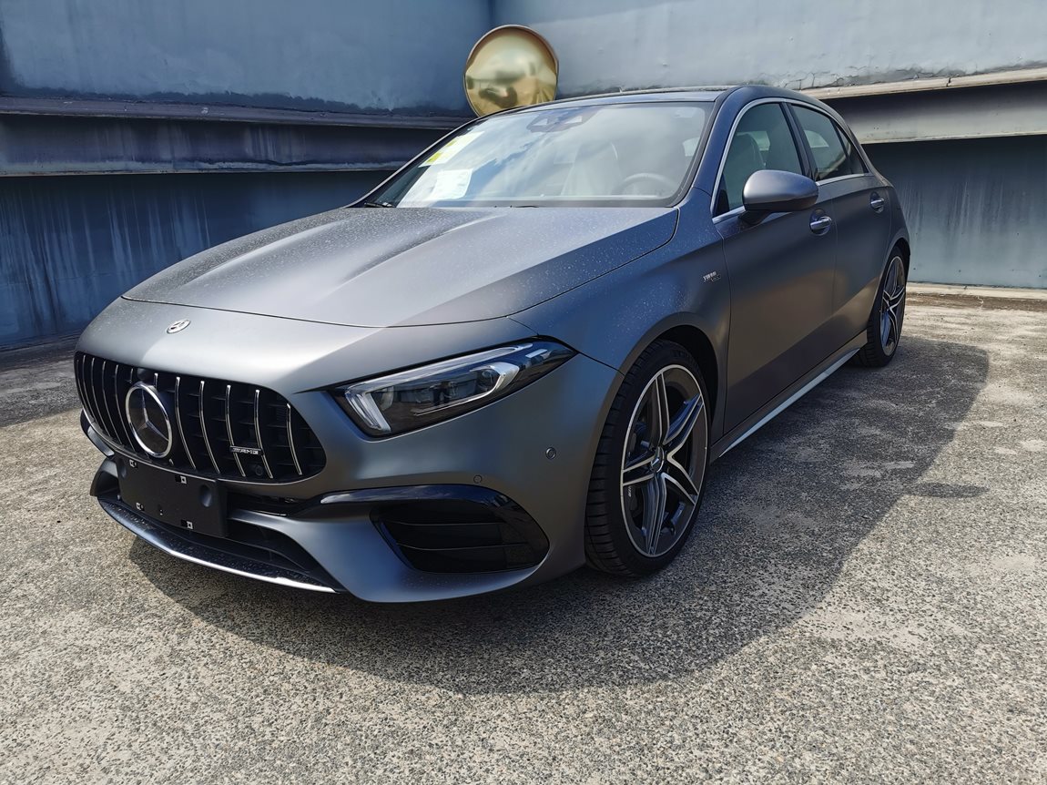 奔驰 AMG A45 哑光山灰黑红