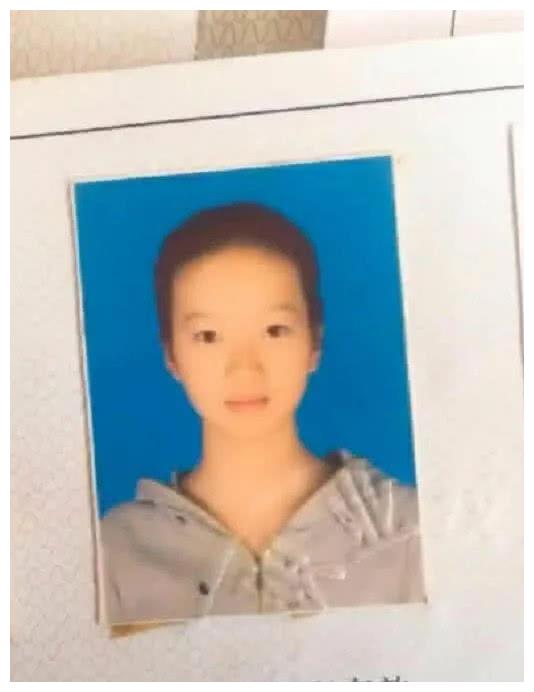 女孩晒一寸证件照秀出自己从小学到大学的