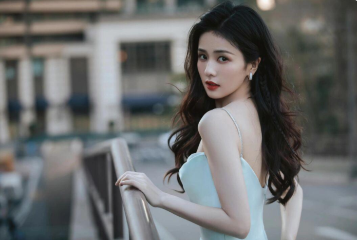 白鹿这一身白色吊带礼服裙装扮,美出天际,让人赏心|裙