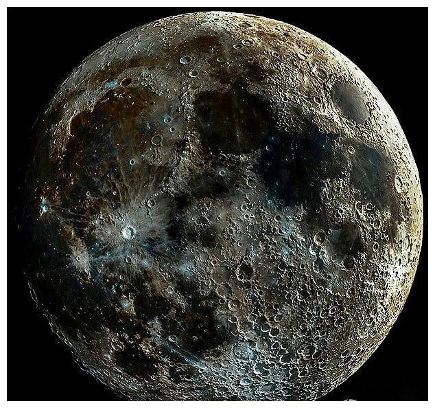 拍摄了数张月相照片,再通过计算机技术堆栈这2万张真实的月球原始照片