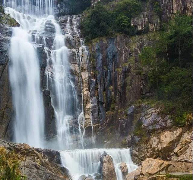 落差325 米,断流近60年的中华第一高瀑"天台山大瀑布"开业了