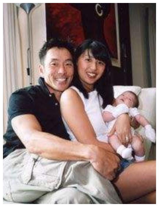 突然宣布再婚这也导致了郑浩南和日本妻子两人结婚三年时间,就走到了