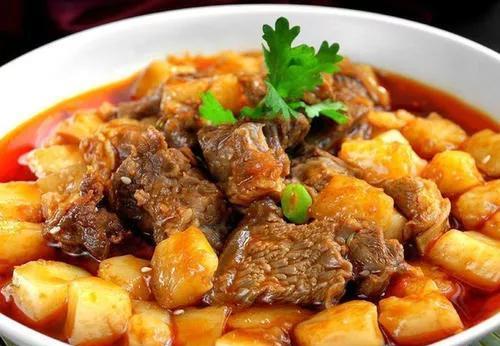 家常菜土豆炖牛肉美味佳肴