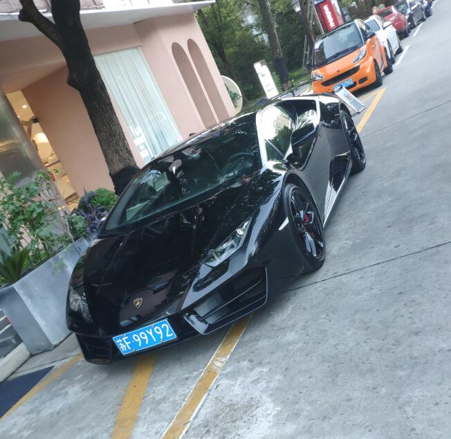 南通崇川区街头实拍兰博基尼小牛跑车，回头率百分百！