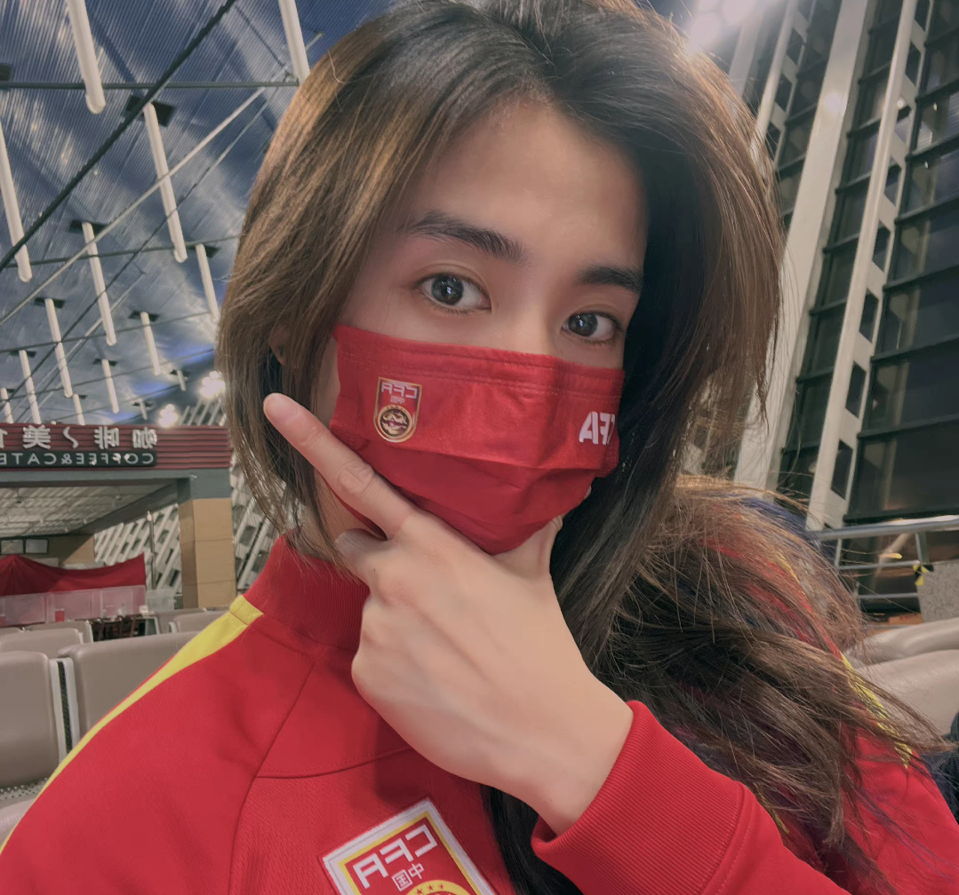 女足球员赵丽娜晒出自己在机场的照片中国女足即将开始亚洲杯