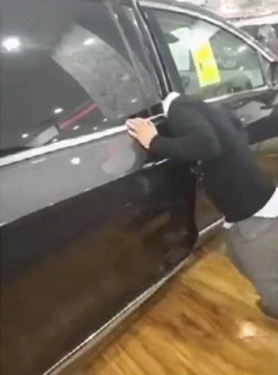 男子作死用头测试车门的防夹功能,结果脖子被夹,几乎丧生休闲区蓝鸢梦想 - Www.slyday.coM 男子作死用头测试车门的防夹功能,结果脖子被夹,几乎丧生休闲区蓝鸢梦想 - Www.slyday.coM