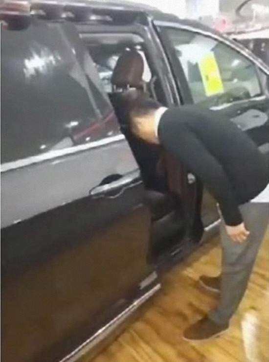 男子作死用头测试车门的防夹功能,结果脖子被夹,几乎丧生休闲区蓝鸢梦想 - Www.slyday.coM 男子作死用头测试车门的防夹功能,结果脖子被夹,几乎丧生休闲区蓝鸢梦想 - Www.slyday.coM