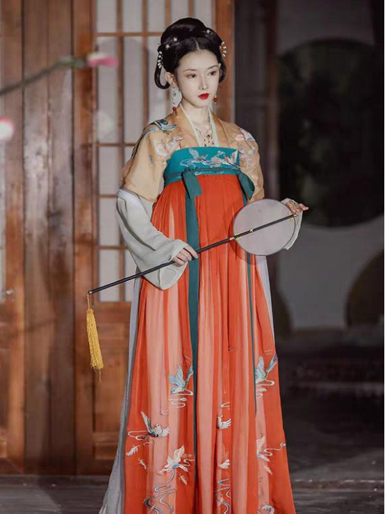 于朦胧穿的衣服贵吗