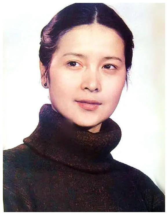 她是80年代著名女演员,曾演周里京妻子,是李小璐母亲