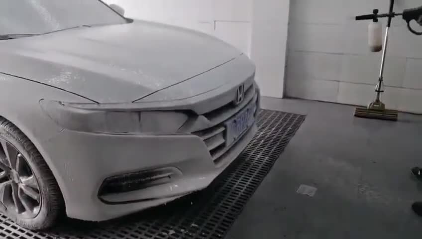 给爱车做美容，养护爱车。