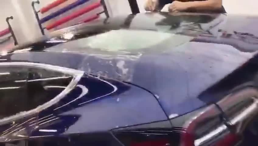 特斯拉贴上隐形车衣，尽显流畅华