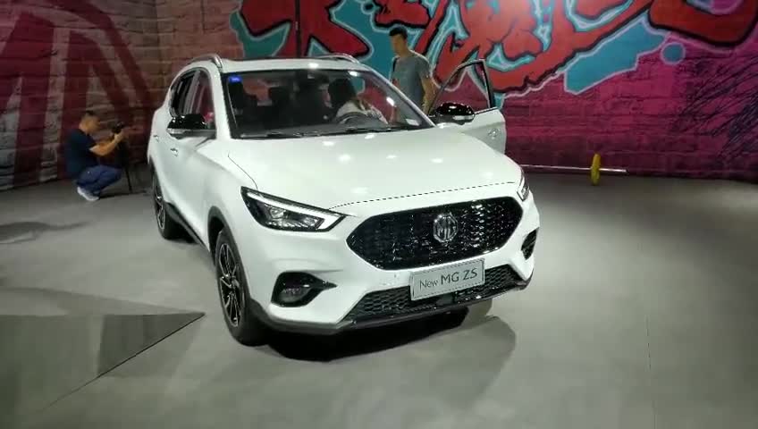 抢鲜看：全新名爵ZS大灯设计，水晶样式的灯非常精致