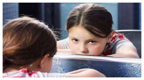 孩子出现孤僻症状，不要着急，这几招教给你