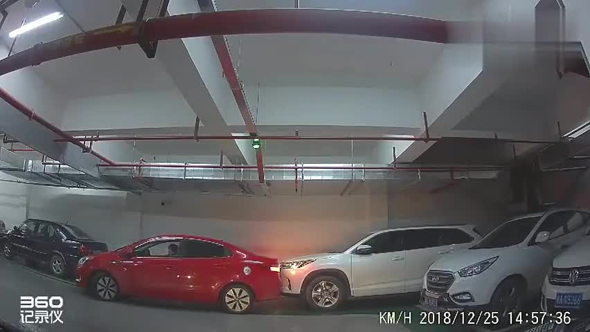 行车记录仪实拍女司机停车,太让人揪心了,碰完直接开走了