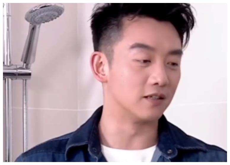 郑恺老婆苗苗晒自学拉花动态,女儿小酸奶声音超软萌,会叫妈妈了