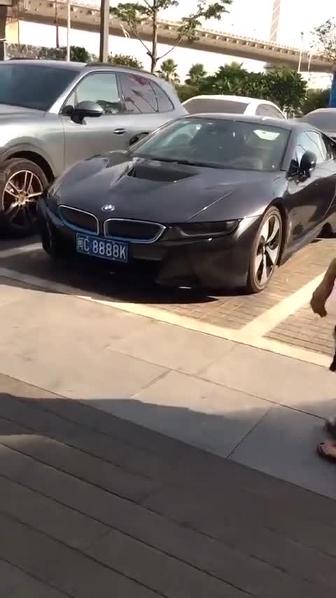 未来感十足的宝马i8