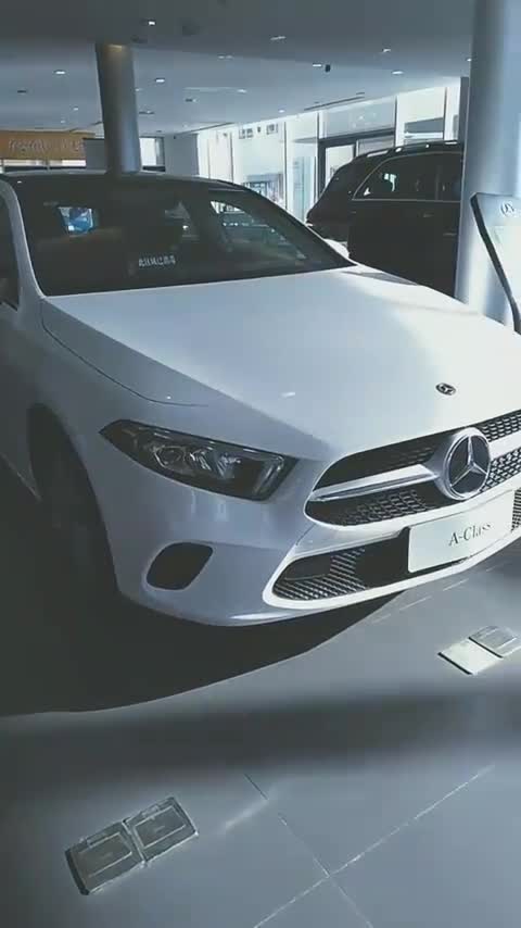 奔驰A级轿车外观前卫动感，底盘