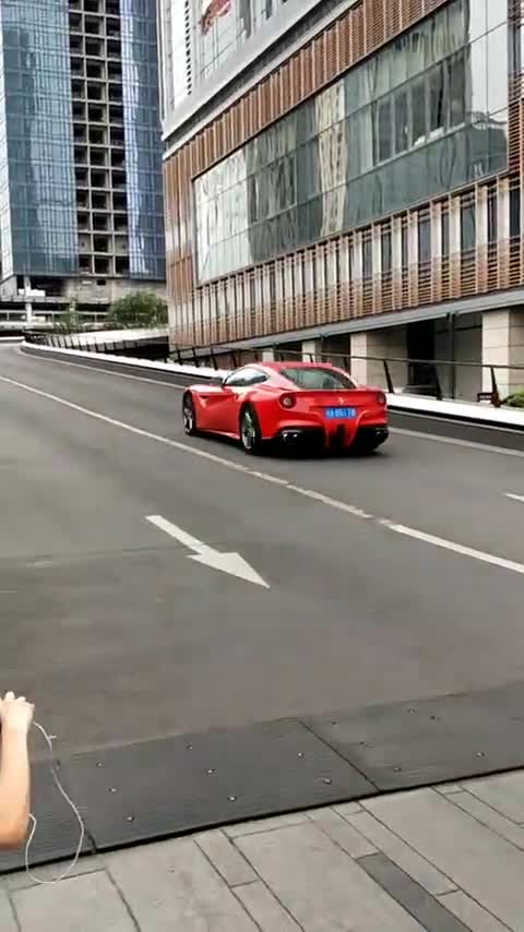 高富帅单手开法拉利f12上网红坡简直太帅了