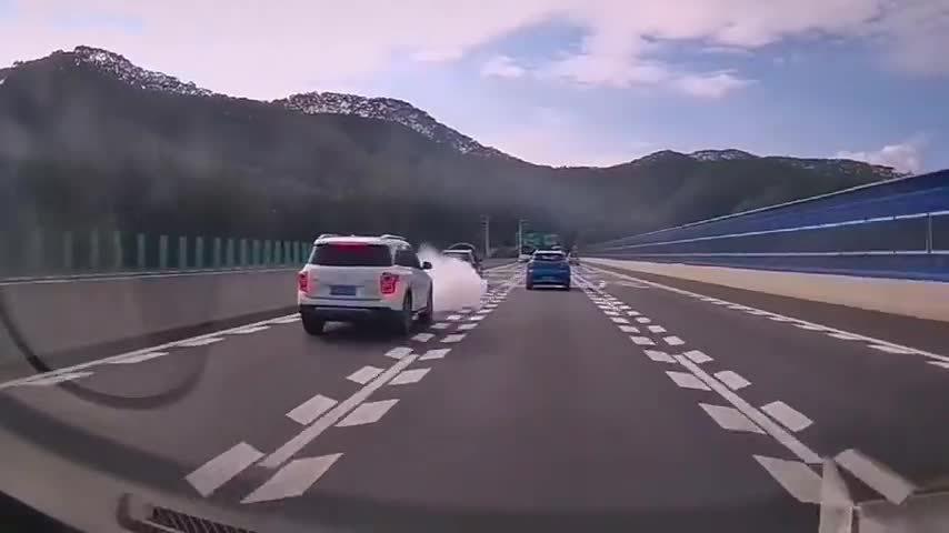 实拍：第一反应以为着火了，原来自带武器，这是烧机油了吧