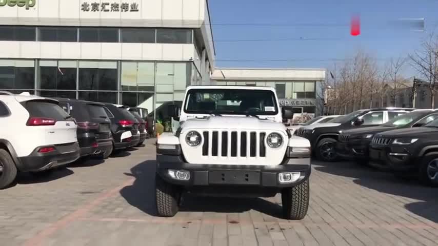 全新牧马人电动敞篷版白色到店实拍！一起看看敞篷车顶会不会漏水