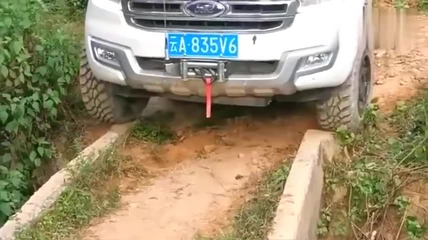 监控实拍：货车司机为了赚钱也真是拼啦，什么样的路都难以挡住