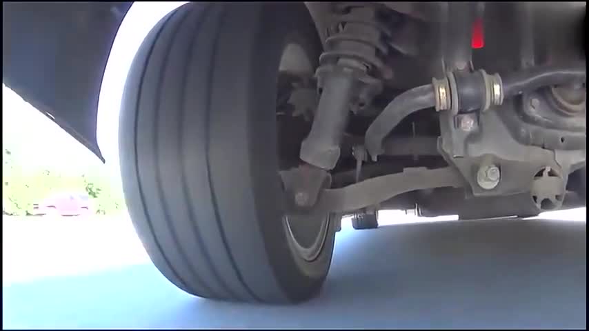 实拍汽车高速行驶时，底部系统和轮胎惊人表现