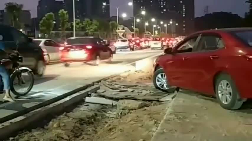 监控实拍：女司机管你甚么坑_有路能走就行，伤车跟我不要紧