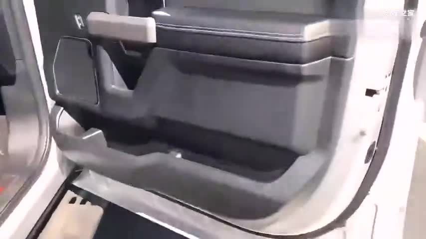 福特猛禽到货实拍，打开分段式后备箱，才是霸气的开始